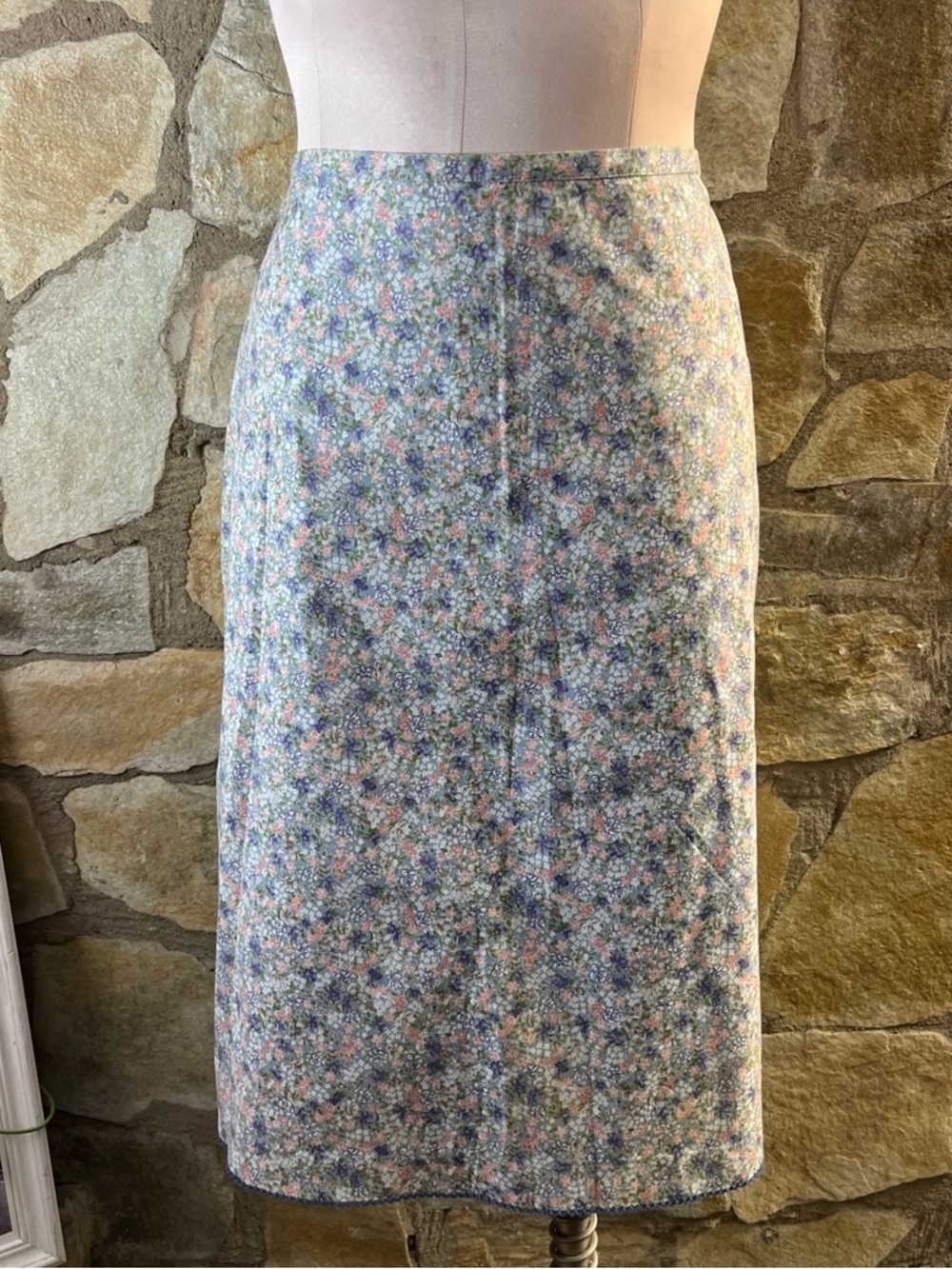 Vintage GAP floral midi skirt in a soft blue ditsy print 🌸✨